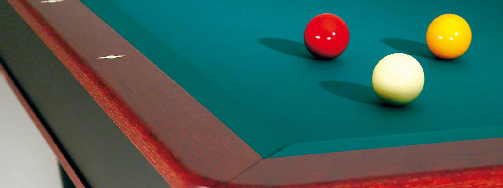 drie biljart ballen op een biljarttafel